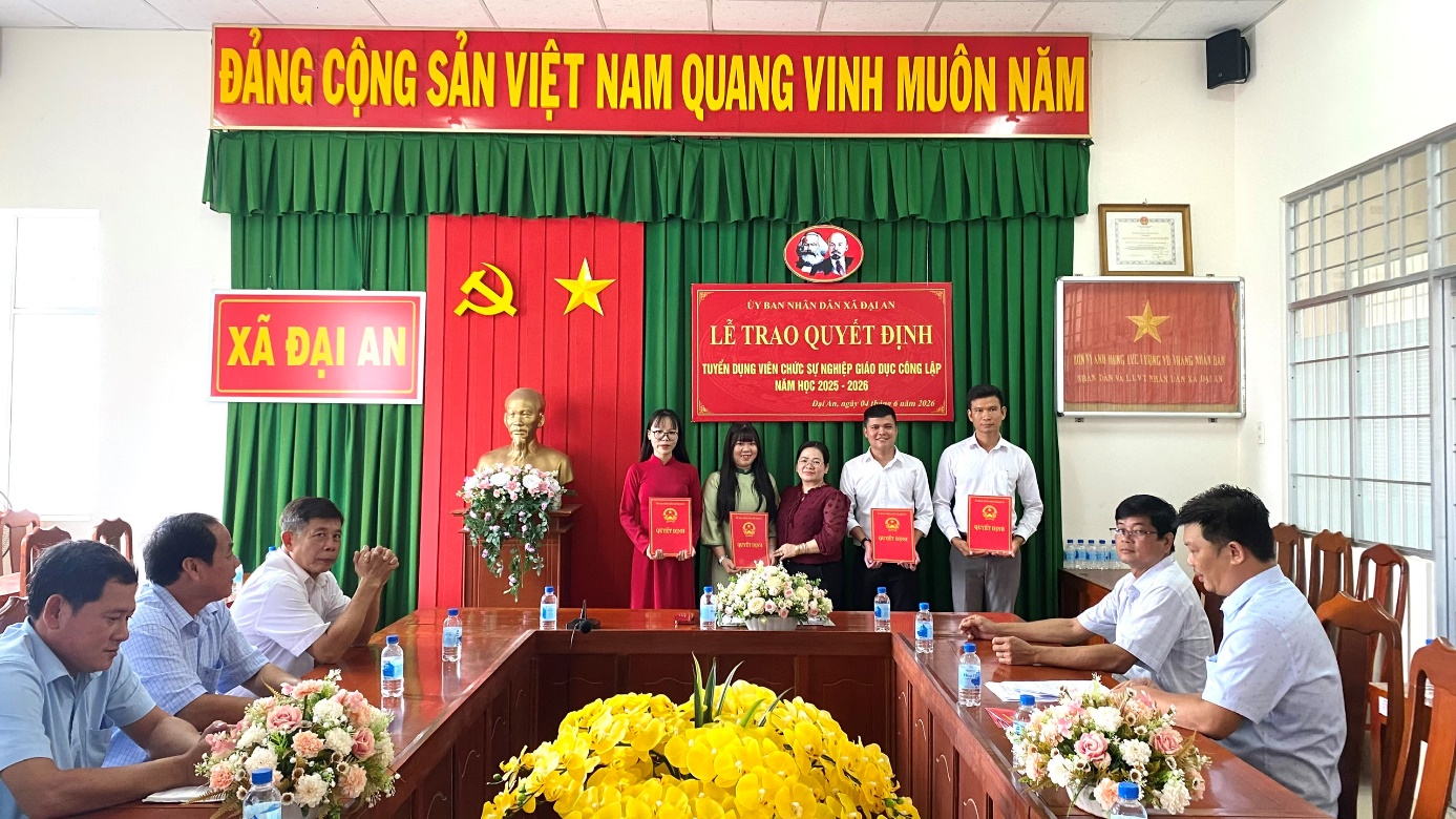 UBND xã Đại An tổ chức Lễ trao quyết định tuyển dụng viên chức sự nghiệp công lập năm học 2025 - 2026