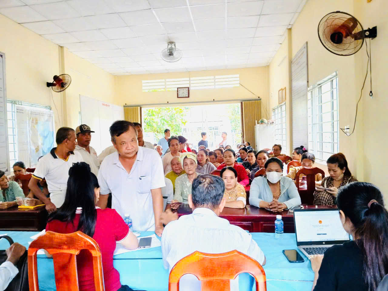 Ủy ban nhân dân xã Đại An tổ chức tặng quà Nhân dân dịp Kỷ niệm 80 năm Cách mạng Tháng Tám và Quốc khánh 2/9.