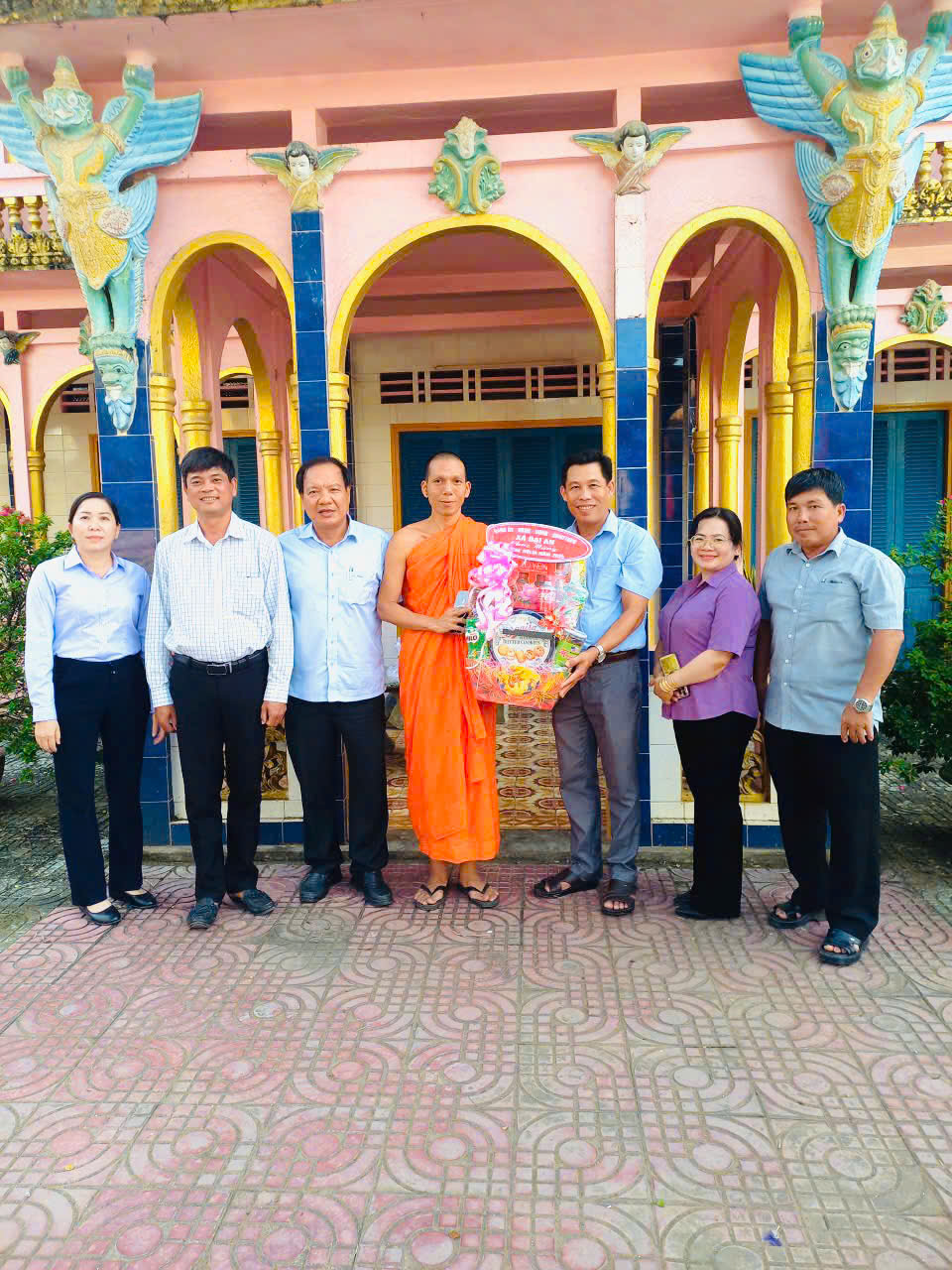 Hình ảnh Lãnh đạo Đảng ủy - Ủy ban nhân dân - Ủy ban MTTQVN xã Đại An thăm, tặng quà chúc mừng lễ Sêne Đôlta năm 2025.