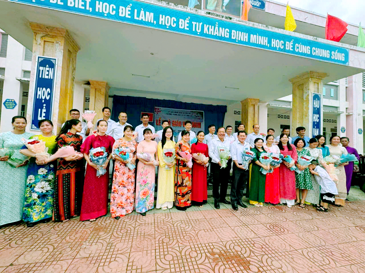 LÃNH ĐẠO ĐẢNG UỶ - UBND XÃ ĐẠI AN THAM DỰ BUỔI HỌP MẶT CHÚC MỪNG KỶ NIỆM 43 NĂM NGÀY NHÀ GIÁO VIỆT NAM TẠI CÁC ĐIỂM TRƯỜNG TRÊN ĐỊA BÀN XÃ