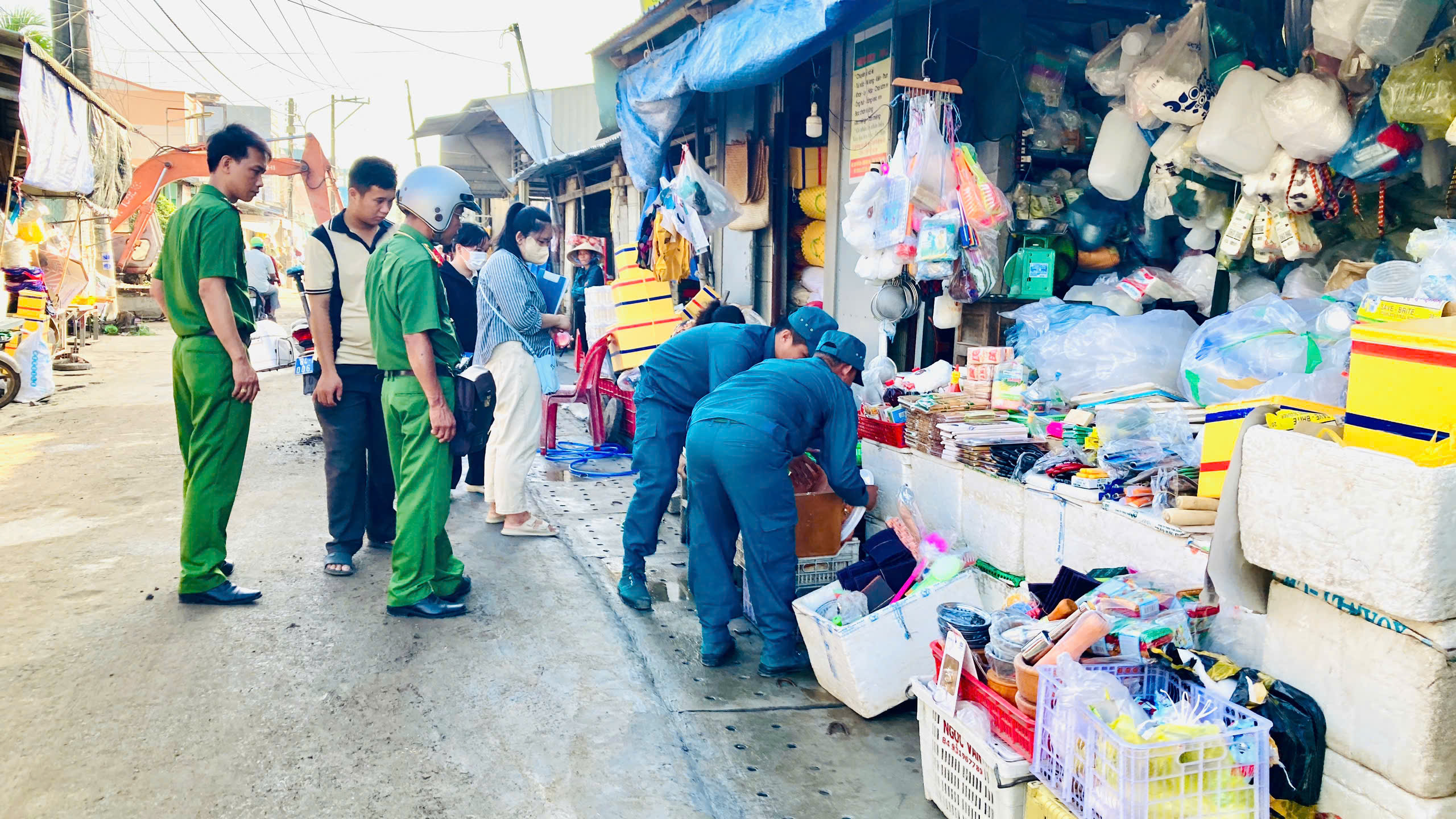 BAN AN TOÀN GIAO THÔNG XÃ ĐẠI AN RA QUÂN LẬP LẠI TRẬT TỰ ĐÔ THỊ.